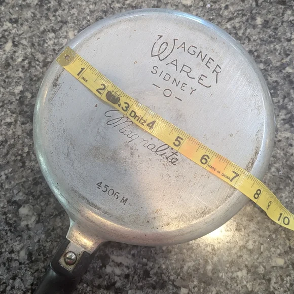 Damaged Magnalite 8" Wagner Ware Sidney -O-  4506 M Skillet Black Handle - Picture 5 of 6